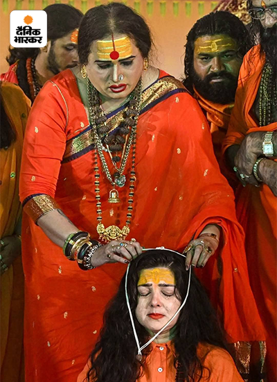 किन्नर अखाड़ा प्रमुख डॉ. लक्ष्मीनारायण त्रिपाठी ने जनेऊ पहनाया तो ममता भावुक हो गईं।