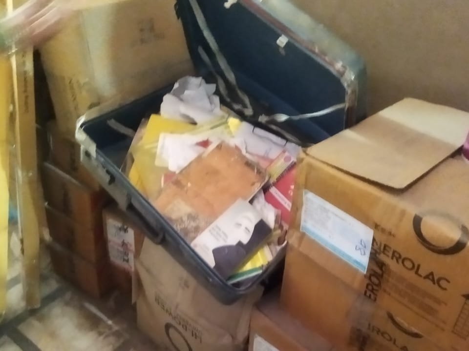 छत के रास्ते चोर घुसे दुकान में। - Dainik Bhaskar