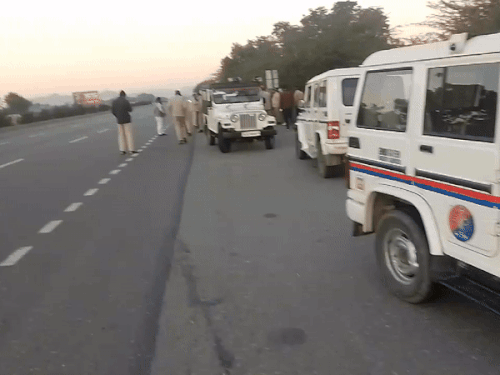 ਜਾਣਕਾਰੀ ਮੁਤਾਬਕ ਅਜਮੇਰ ਦੇ ਗਗਵਾਨਾ ਇਲਾਕੇ ਨੇੜੇ ਵਿਸ਼ਨੂੰ ਗੁਪਤਾ ਦੀ ਕਾਰ 'ਤੇ ਗੋਲੀਬਾਰੀ ਹੋਈ। ਪੁਲਿਸ ਦੇ ਸੀਨੀਅਰ ਅਧਿਕਾਰੀ ਮੌਕੇ 'ਤੇ ਪਹੁੰਚ ਗਏ ਹਨ।