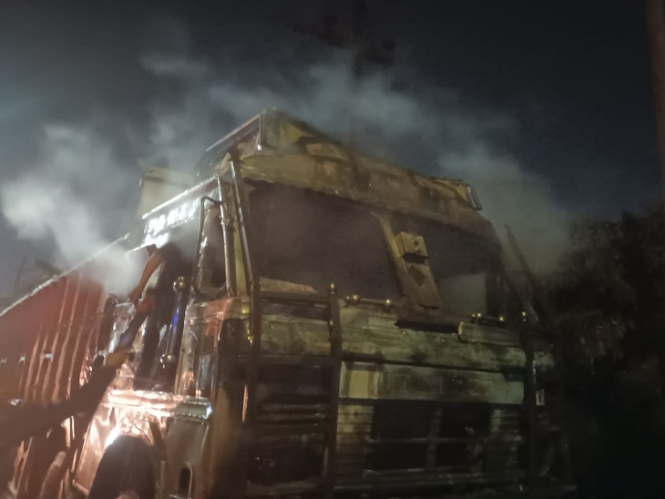 ट्रक में लगी आग - Dainik Bhaskar