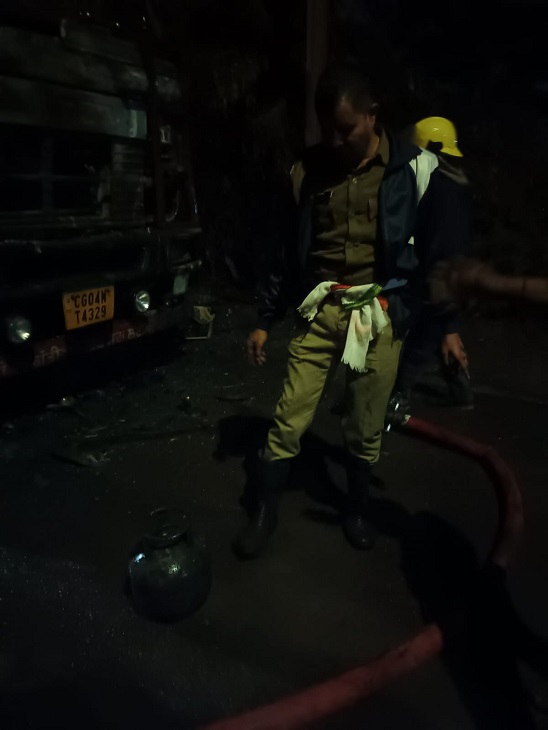 आग बुझाने के प्रयास करते दमकल कर्मी