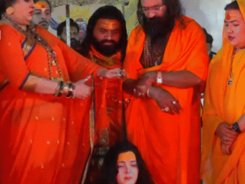 किन्नर अखाड़े में महामंडलेश्वर बनने के दौरान ममता के प्रतीकात्मक तौर पर बाल काटे गए।