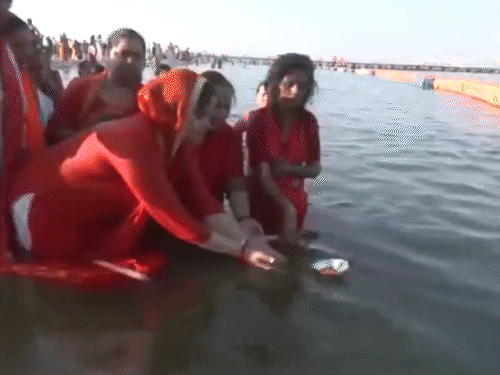 अपर्णा यादव ने संगम स्नान के बाद आरती अर्पित की।