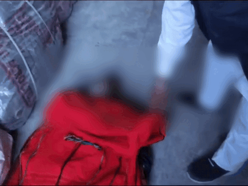 ਮ੍ਰਿਤਕ ਹਰਦੀਪ ਸਿੰਘ ਦੀ ਲਾਸ਼ ਜ਼ਮੀਨ 'ਤੇ ਪਈ ਹੈ।