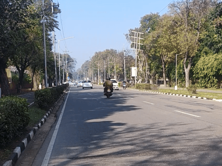 चंडीगढ़ की मुख्य सड़क। - Dainik Bhaskar