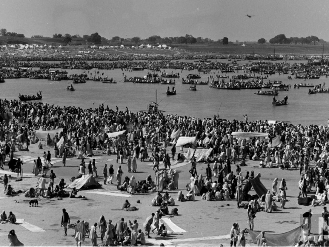 1954 के प्रयागराज कुम्भ (तब इलाहाबाद कुम्भ) की एक तस्वीर। फोटो साभार : जेम्स बुरके, स्रोत : लाइफ आर्काइव्स। - Dainik Bhaskar