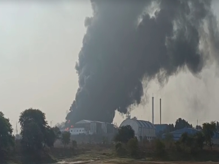 आग लगने से 5 किलोमीटर दूर से ही धुएं का गुब्बार आसमान में दिख रहा है।