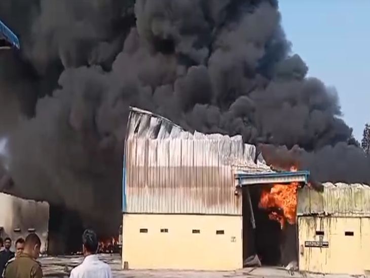 केमिकल प्लांट में आग लगने से 2 मजदूर जख्मी हो गए।