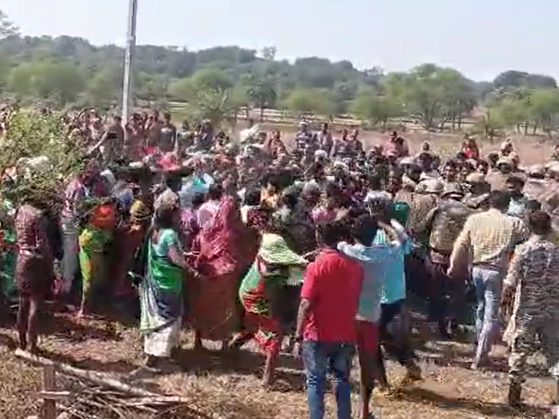 पुलिस जवानों की मौजूदगी में ही मारपीट हुई। - Dainik Bhaskar