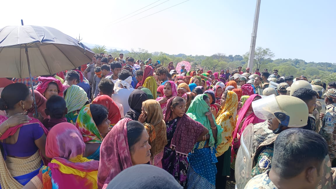 गांव में तनाव के हालात हैं।