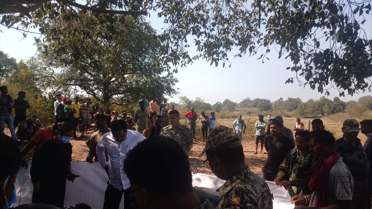 पुलिस के अफसर भी मौके पर पहुंचे।