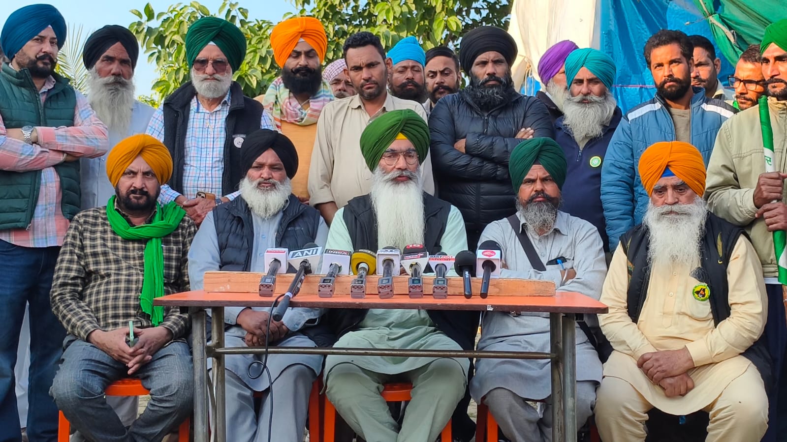 ਕਿਸਾਨ ਨੇਤਾ ਖਨੌਰੀ ਸਰਹੱਦ 'ਤੇ ਟਰੈਕਟਰ ਬਾਰੇ ਜਾਣਕਾਰੀ ਦਿੰਦੇ ਹੋਏ.