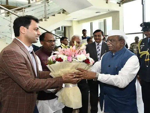 ਰਾਜਪਾਲ ਹਰੀਭੁ ਕਿਸਾਨ੍ਰਾਓ ਬੈਗ ਸ਼ਨੀਵਾਰ ਨੂੰ ਉਦੈਪੁਰ ਪਹੁੰਚੇ. ਸੰਸਦ ਮੈਂਬਰ ਮੈਨਨਾਲਾਲ ਰਾਵਤ ਅਤੇ ਕੁਲੈਕਟਰ ਅਰਵਿੰਦ ਕੁਮਾਰ ਹੈਸਵਾਲ ਨੇ ਉਸਨੂੰ ਡਾਬੋਕ ਏਅਰਪੋਰਟ 'ਤੇ ਸਵਾਗਤ ਕੀਤਾ.