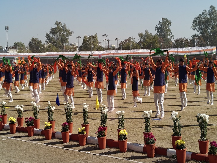 मुख्य समारोह में प्रस्तुति देते अलग-अलग स्कूलों के विद्यार्थी