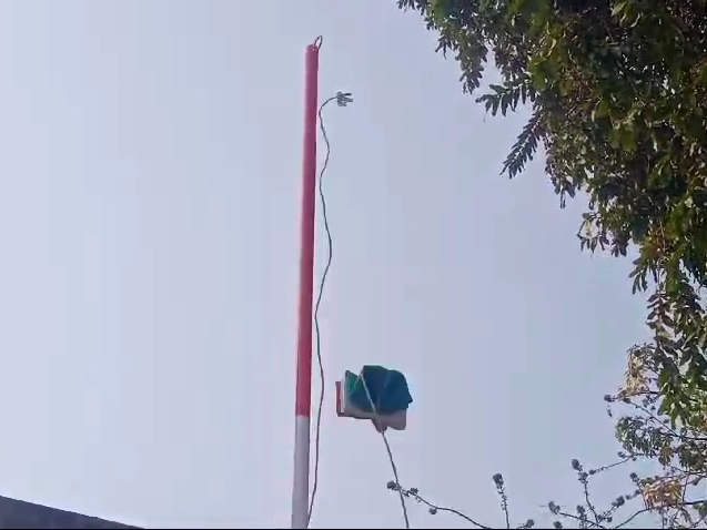 Begusarai school Flag hoisting accident: बेगूसराय में झंडा खोलने के दौरान बड़ा हादसा: बिजली के तार पर गिरा लोहे का पाइप, एक छात्र की मौत, दो गंभीर रूप से झुलसे