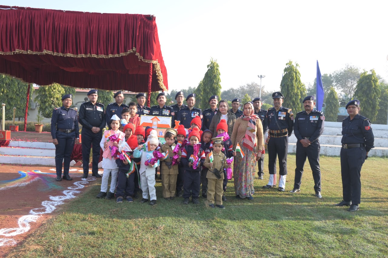 Republic Day 2025 : NDRF गाजियाबाद में मनाया गया गणतंत्र दिवस, कमांडेंट ने दी अमर शहीदों को श्रद्धांजलि 3 छोटे-छोटे बच्चों के साथ NDRF के अधिकारी