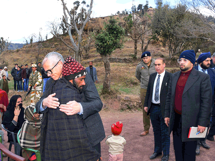 ਸੀਐਮ ਓਮਰ 21 ਜਨਵਰੀ ਨੂੰ ਮਿੱਥਲ ਪਿੰਡ ਗਿਆ. ਇਸ ਤੋਂ ਪਹਿਲਾਂ 25 ਦਸੰਬਰ ਨੂੰ, ਉਹ ਹਸਪਤਾਲ ਦੇ ਮਰੀਜ਼ਾਂ ਨੂੰ ਮਿਲਿਆ. - ਡੈਨਿਕ ਭਾਸਕਰ