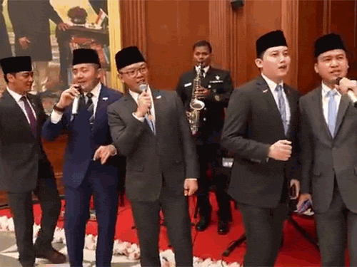 The title song of Shah Rukh Khan's film 'Kuch-Kuch Hota Hai' sang Indonesian delegation.