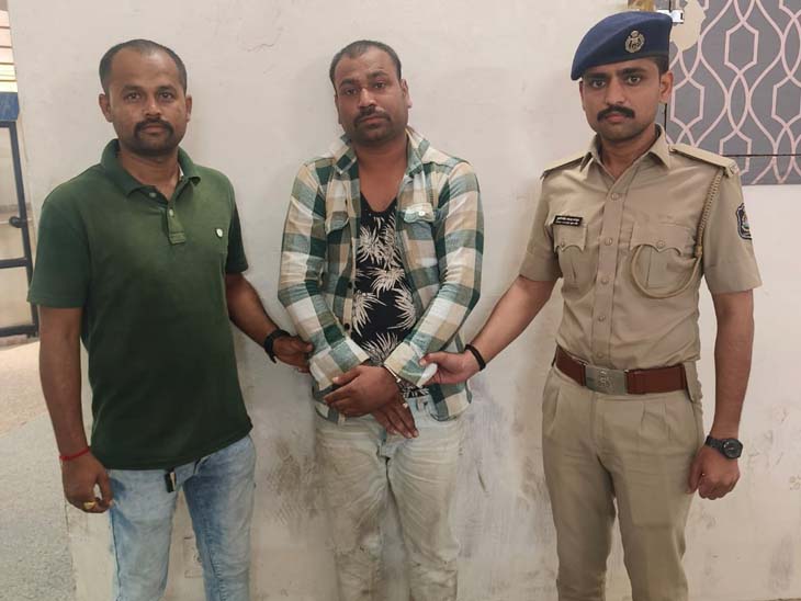 पुलिस हिरासत में आरोपी चिंटू भरत रांदेरी।