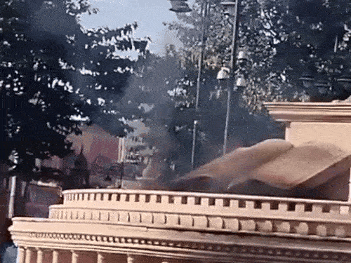 युवक ने प्रतिमा को हथौड़े मारने से पहले नीचे पत्थर से बनी संविधान की किताब में आग भी लगाई।