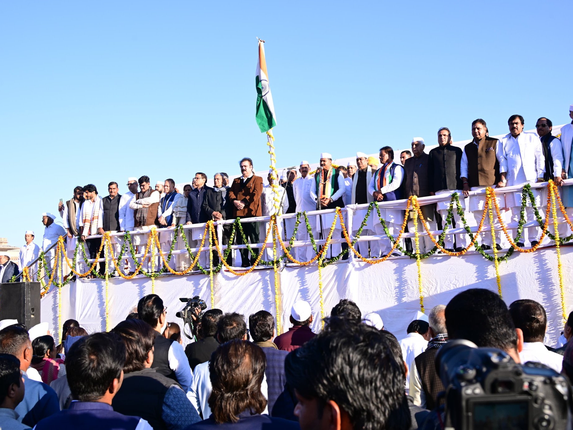 कार्यक्रम में कांग्रेस प्रदेश अध्यक्ष गोविंद सिंह डोटासरा, पूर्व मंत्री प्रताप सिंह खाचरियावास और महेश जोशी, जिलाध्यक्ष आर आर तिवाड़ी, धर्मेंद्र राठौड़ और अभिषेक चौधरी सहित कई वरिष्ठ नेता मौजूद थे।