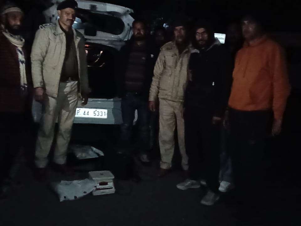 चेकिंग के दौरान गाड़ी को कब्जे में लेती पुलिस