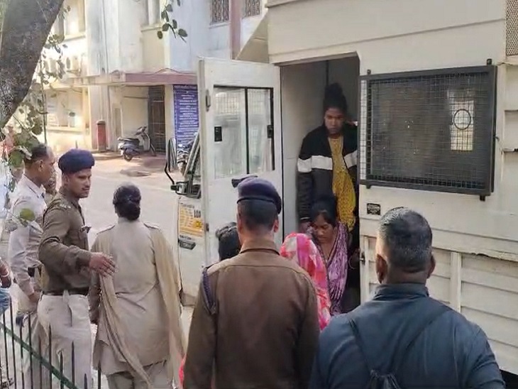 12 आरोपी गिरफ्तार 4 महिलाएं भी शामिल