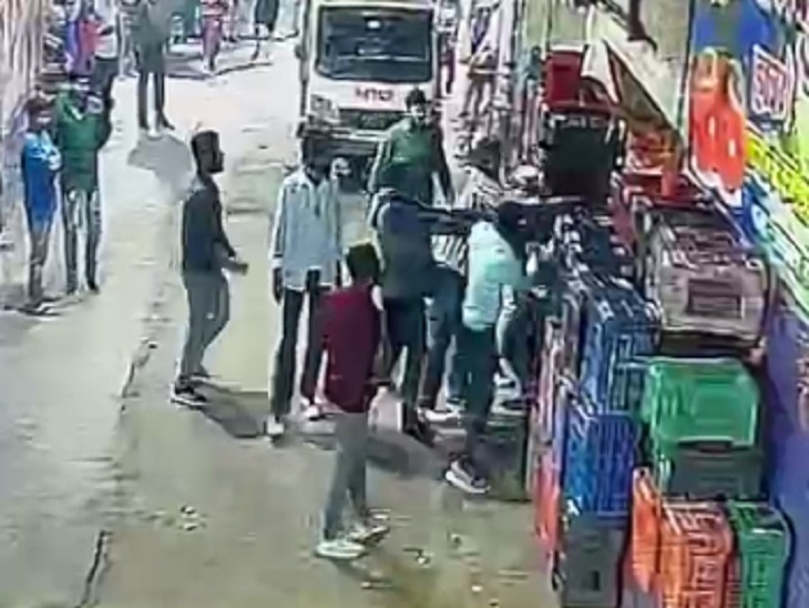 सब्जी व्यापारी अमित सिंह को मारते लड़के - Dainik Bhaskar