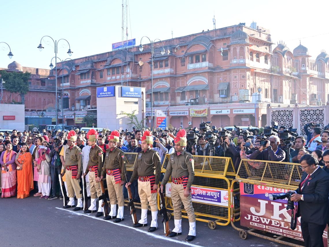 जयपुर की बड़ी चौपड़ पर 76वें गणतंत्र दिवस के अवसर पर अनूठी राजनीतिक परंपरा देखने को मिली।