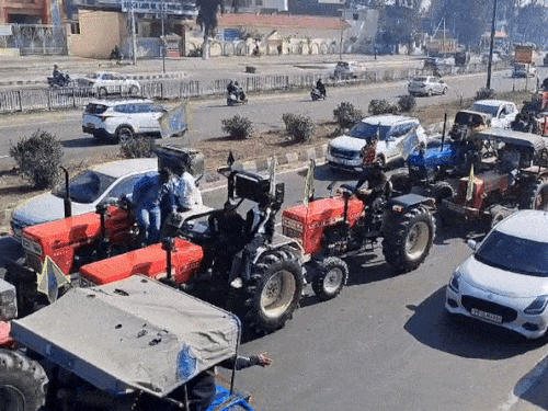 लुधियाना में जालंधर हाईवे पर बड़ी संख्या में एकसाथ पहुंचे ट्रैक्टर। - Dainik Bhaskar