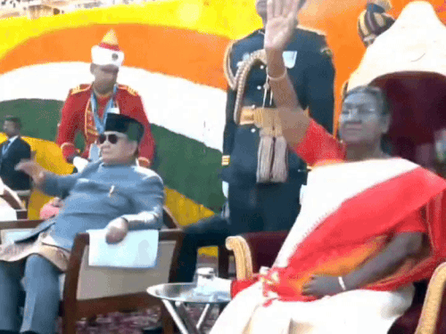 हरियाणा की झांकी निकलने पर उसमें सवार खिलाड़ियों का हाथ हिलाकर अभिवादन करते प्रधानमंत्री नरेंद्र मोदी और राष्ट्रपति द्रौपदी मुर्मू। - Dainik Bhaskar