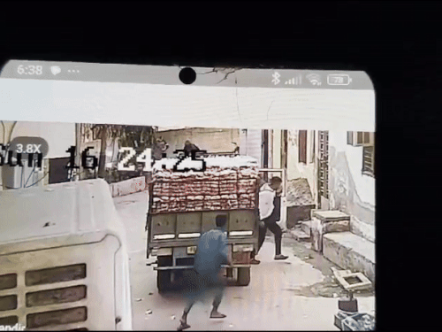 ਅਨਿਲ ਦੀ ਮਾਂ ਡਰਾਈਵਰ ਨੂੰ ਫੜਨ ਲਈ ਘਰੋਂ ਬਾਹਰ ਆਈ।