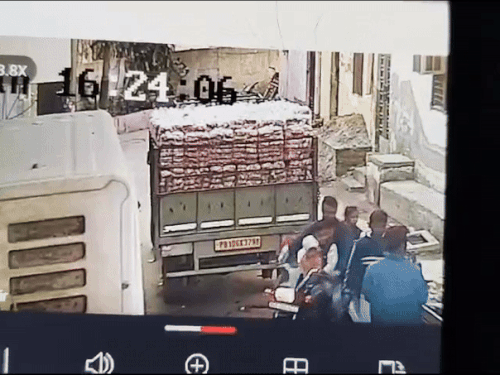 ਘਰੋਂ ਨਿਕਲਦਾ ਬੱਚਾ ਪਿੱਕਅੱਪ ਦੇ ਅੱਗੇ ਲੰਘ ਜਾਂਦਾ।