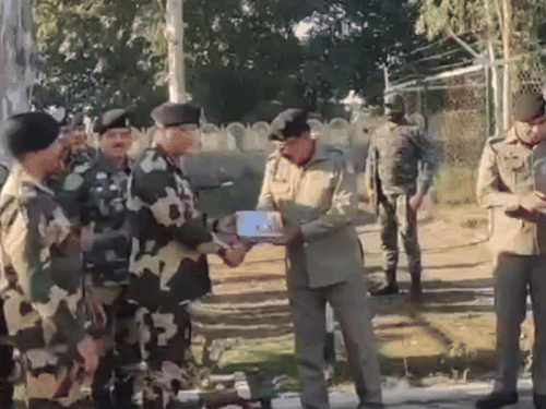 गणतंत्र दिवस पर एक दूसरे को मिठाइयां बांटते दोनों देशों की जवान - Dainik Bhaskar