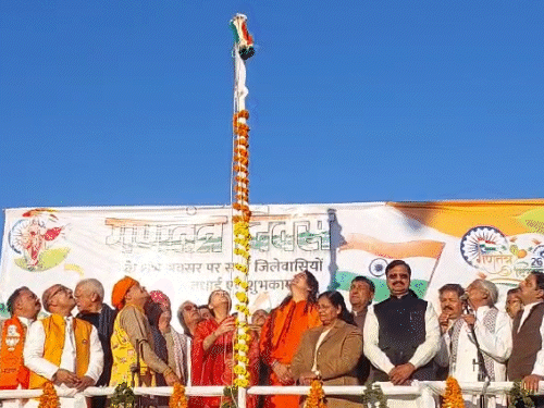 सत्तापक्ष की ओर से उपमुख्यमंत्री दिया कुमारी ने पूर्व दिशा की ओर मुख करके ध्वजारोहण किया।