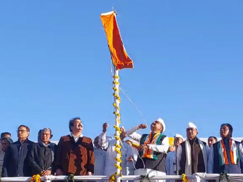 विपक्षी दल की ओर से नेता प्रतिपक्ष टीकाराम जूली ने पश्चिम दिशा में मुख करके ध्वजारोहण किया।