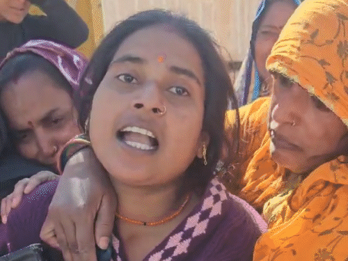 मां ने बच्चों के शव देखे तो बिलखने लगी। अपने होश खो बैठी।