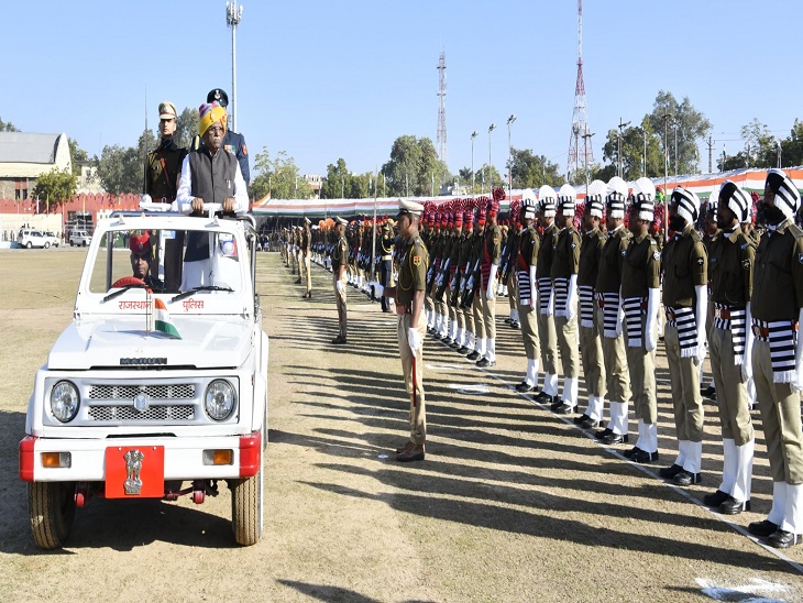 परेड का निरीक्षण करते राज्यपाल हरिभाऊ किसनराव बागड़े
