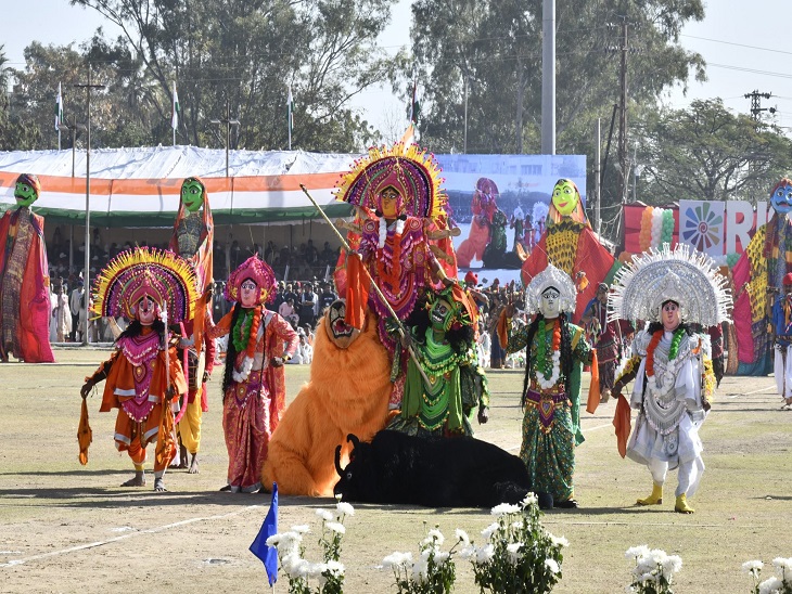 उदयपुर में राज्य स्तरीय गणतंत्र दिवस समारोह के दौरान सांस्कृतिक प्रस्तुति देते लोक कलाकार।