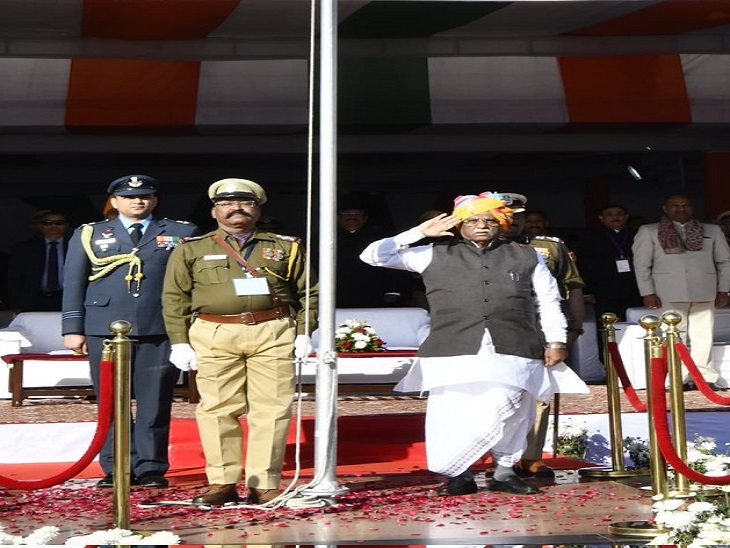 राज्यपाल हरिभाऊ किसनराव बागड़े परेड की सलामी लेते हुए