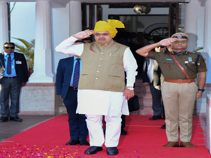 उदयपुर के सर्किट हाउस में ध्वजारोहण के दौरान सीएम भजनलाल शर्मा