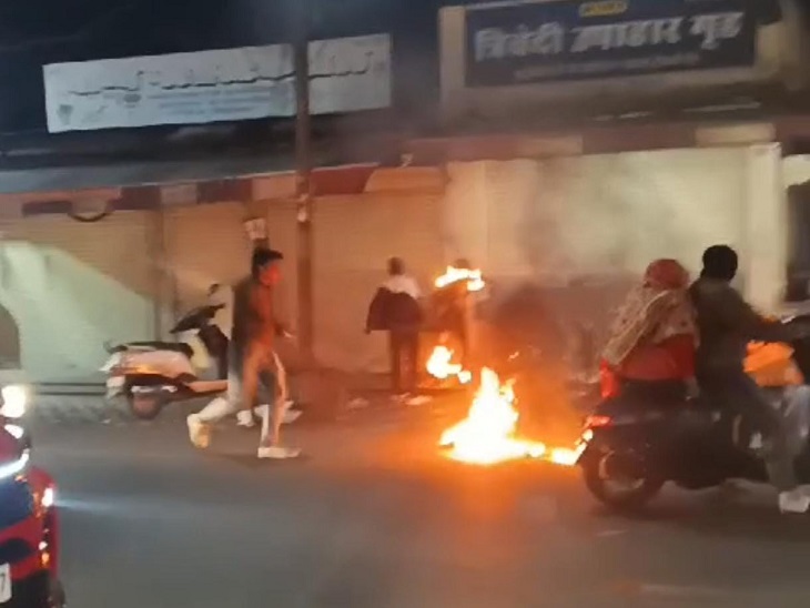 घटना उदयपुर शहर के सूरजपोल चौराहा पर शनिवार रात 9:30 बजे की है, जब महिला ने खुद को आग लगा ली थी।