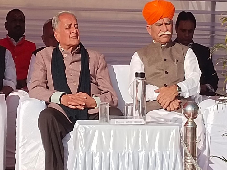 कार्यक्रम में पूर्व यूआईटी अध्यक्ष डॉ जितेंद्र सिंह के साथ विधायक छोटू सिंह भाटी।