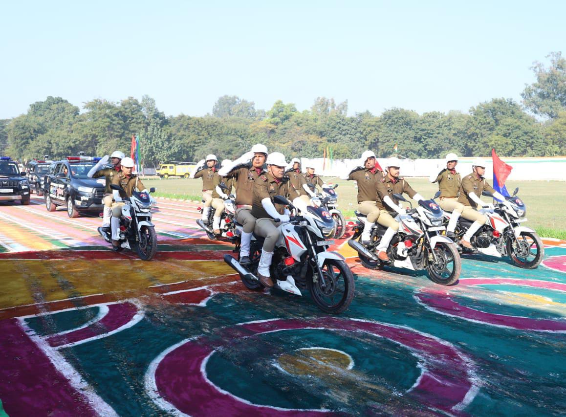 परेड के दौरान सजाया गया मैदान, बाइक पर पुलिस की टोली।