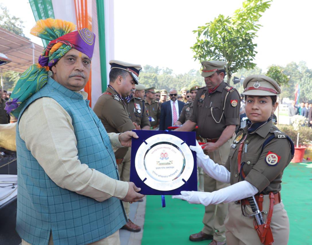 कैबिनेट मंत्री सुनील कुमार शर्मा सम्मानित करते हुए।