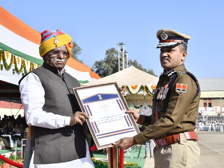 उदयपुर में राज्यपाल अतिरिक्त पुलिस महानिदेशक इंटेलिजेंस हाल निदेशक राजस्थान पुलिस अकादमी एस. सेंगाथिर को राष्ट्रपति पुलिस पदक से सम्मानित करते।