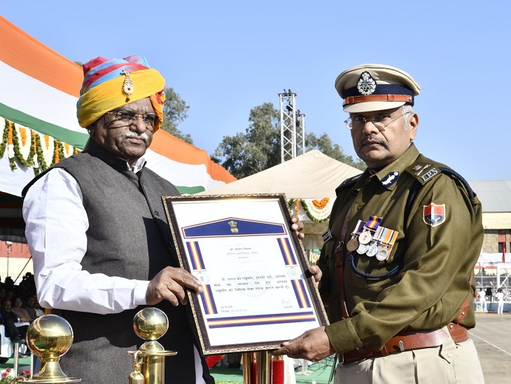 उदयपुर में राज्यपाल अतिरिक्त पुलिस महानिदेशक (भर्ती एवं पदोन्नति बोर्ड) एवं साइबर क्राइम, हाल कार्मिक सचिन मित्तल को सम्मानित करते।