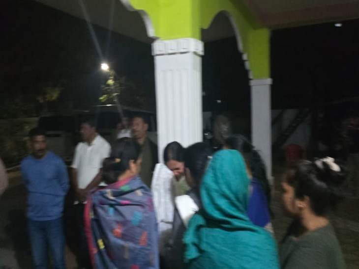 दीपा मंडावी का परिवार देहरादून के लिए निकल रहा है, मां का रो-रोकर बुरा हाल है।