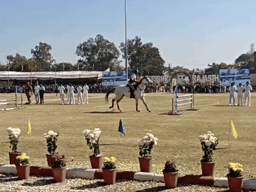 उदयपुर के गांधी ग्राउंड में घोड़े पर एक से बढ़कर एक करतब दिखाए गए।