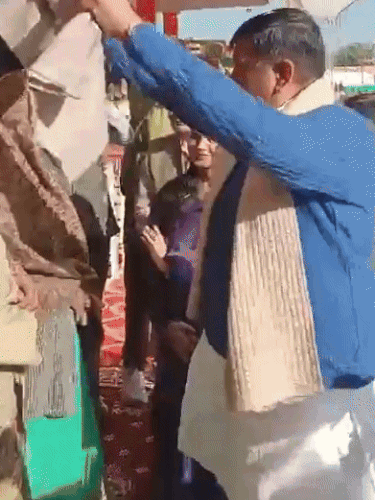 अलवर में वन मंत्री संजय शर्मा ने वीरांगनाओं का सम्मान करने के बाद उनके पैर छुए। इसके बाद वीरांगनाओं के साथ नाश्ता किया।